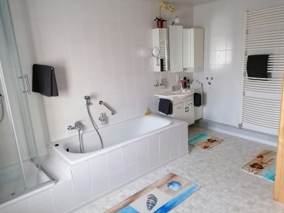 Bad mit Badewanne und Duschwanne - Ansicht vergrößern -